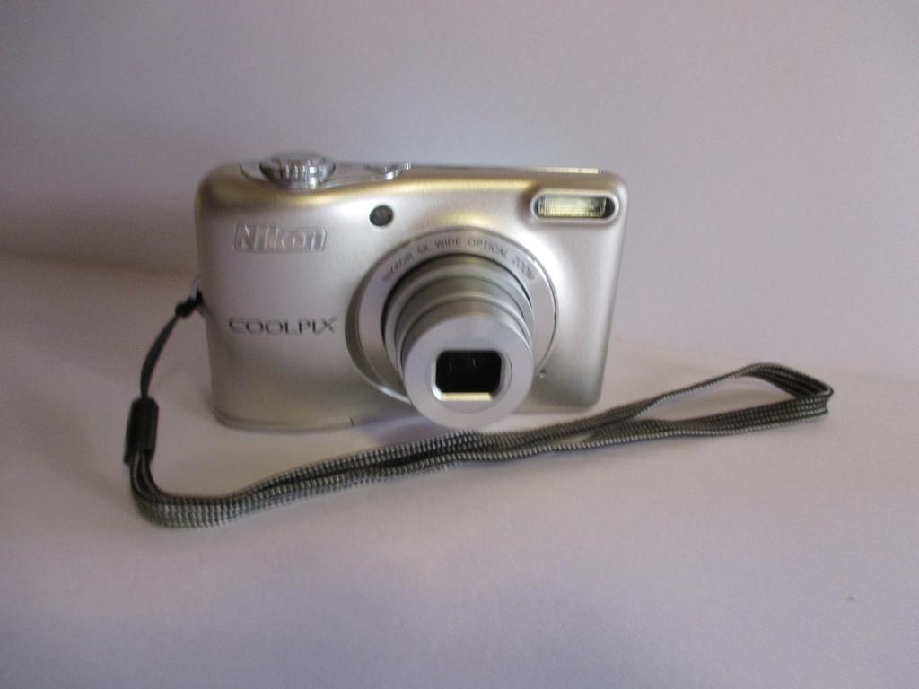 Nikon Digitální fotoaparát COOLPIX L30 s 5x zoomem miliony pixelů suchá baterie Typ Stříbrná L30SL 20,05