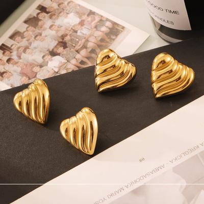 Trendige wellenförmige Liebesohrringe Titanstahl plattiert 18K Gold Design Ohrringe