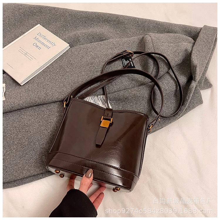 

Premium sense retro small bag women s 2025 new autumn and winter versatile messenger bag fashion super fire portable bucket bag темно-коричневого кольору