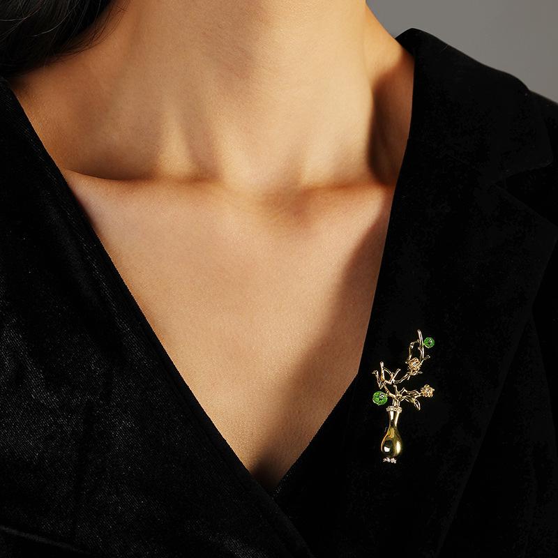 Bo Xin Yun Retro Zirconia Vase Brooch: Artistic Plum Blossom Corsage for Clothing Accessories