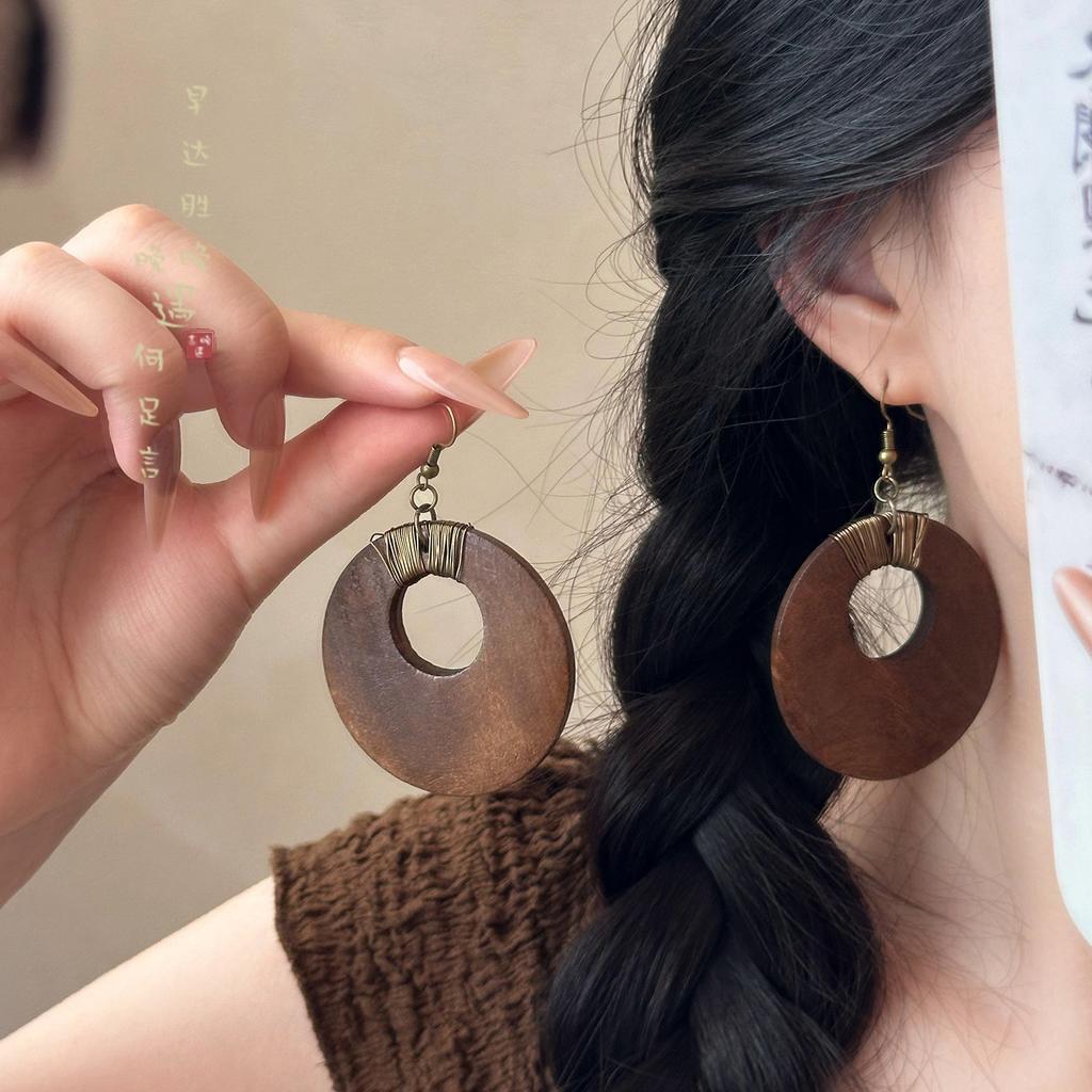 New Chinese wood hollow round pendant earrings fashionable retro simple ear hook niche high-end earrings