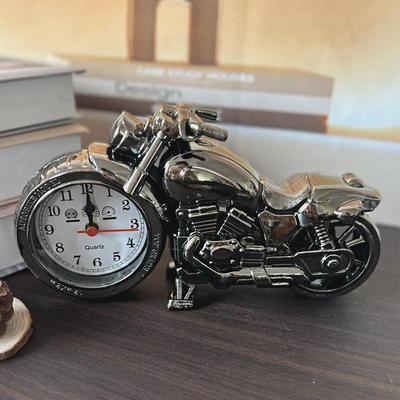 Stylový motocyklový budík: Kreativní noční hodiny pro studenty a domov