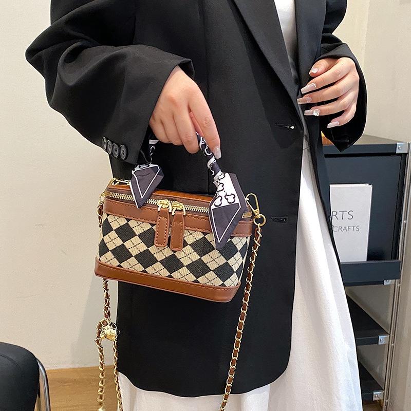 IELGY niche retro fashion diamond portable small square bag, simple and beautiful chain single shoulder crossbody bucket bag