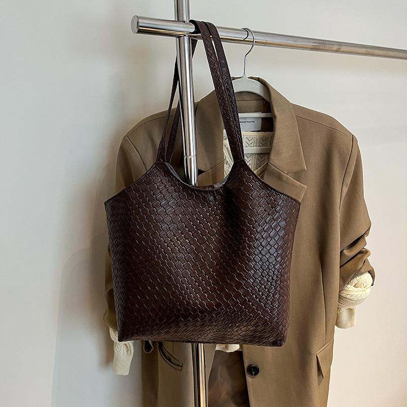 Women's large-capacity shoulder bag 2025 spring and summer new versatile commuter bag, underarm bag, popular tote bag trend this year