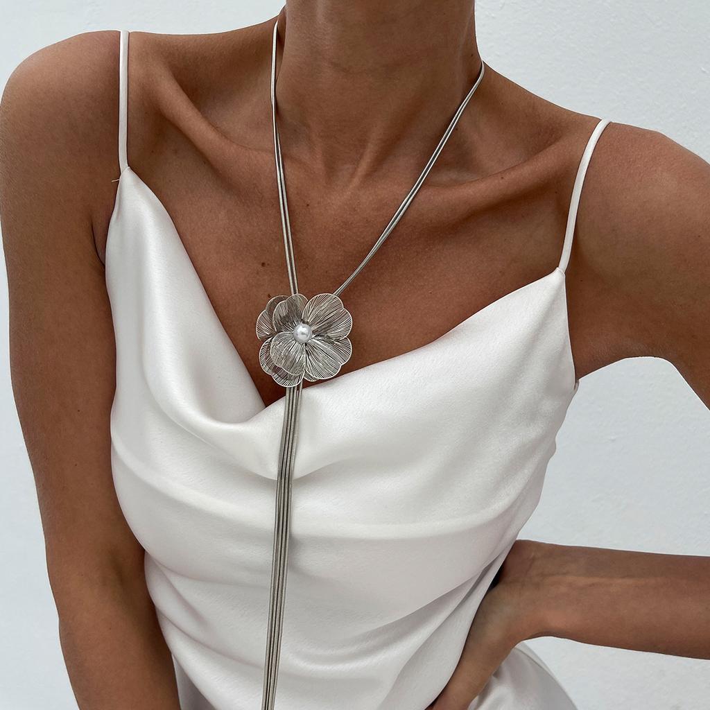 Accessories ins ginkgo biloba long tassel necklace, simple and fashionable hollow flower neck chain necklace for women