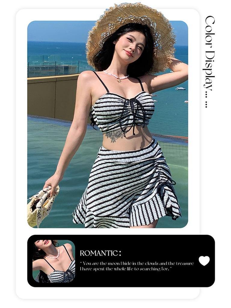 Damen gestreiftes Bikini-Set mit Schlitz - 3-teiliger Badeanzug für den Urlaub und heiße Quellen