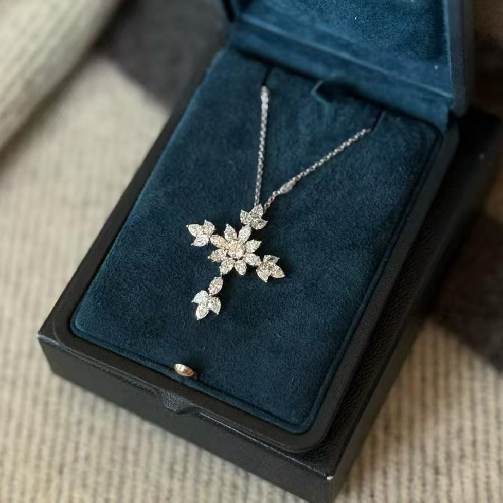 Elegante HW Schneeflocken-Kreuz-Halskette - Damen Leichter Luxus High-End Modeaccessoire