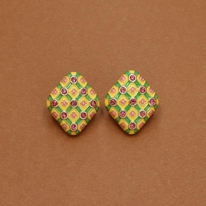 Autumn and winter niche French retro court enamel stud earrings femininity fashionable personality exaggerated Hong Kong style small fragrant ear