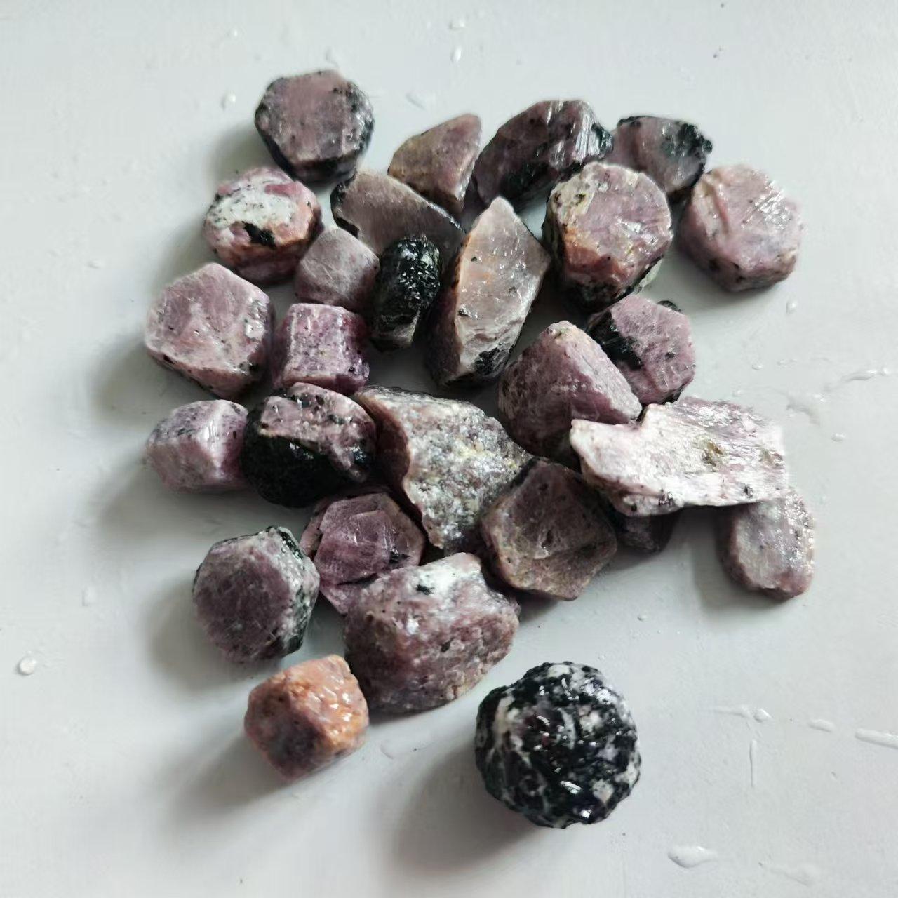 

Натуральный красный корундовый камень УФ-флуоресцентная реакция Настоящий рубин Драгоценный камень Образец Минеральные лечебные камни Декоративный камень 2-4cm красный