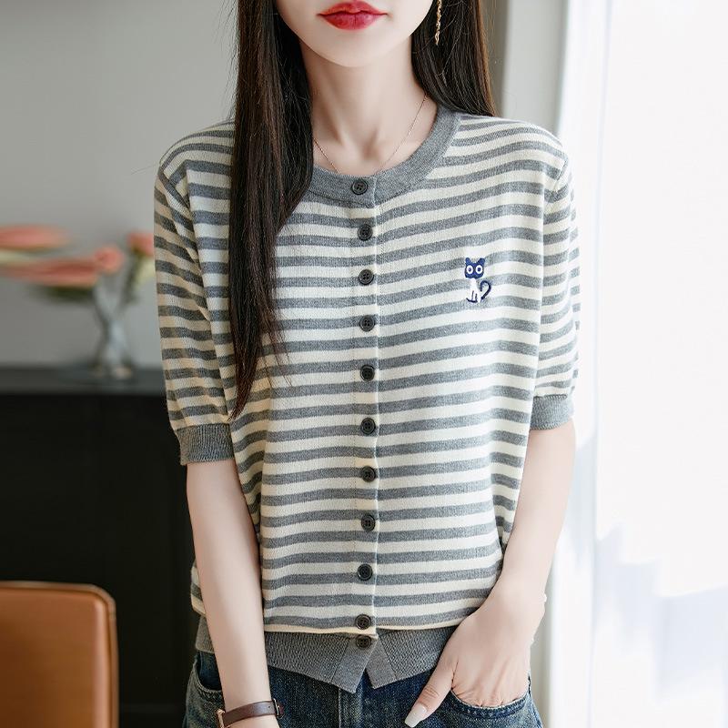 

Серый полосатый вязаный кардиган с коротким рукавом Летняя новинка Футболка с вышивкой котенка Уличный жареный Уникальный красивый топ XL серый