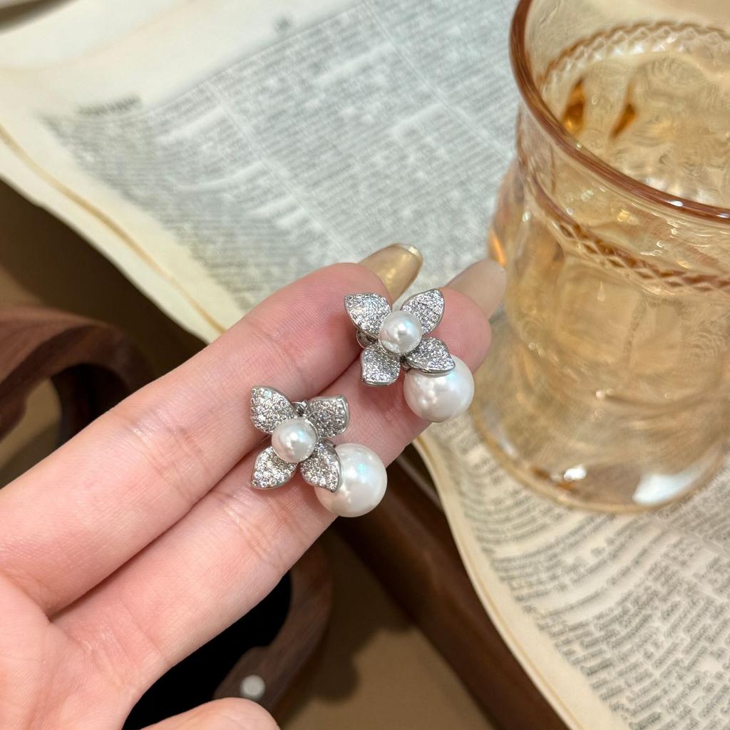 French Light Luxury Elegant Romantic Pearl Flower Stud Earrings Femininity Retro Personality Design Simple High-end Earrings