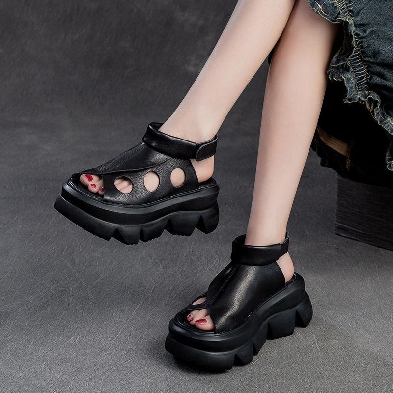 

Летние сандалии 2025 года в стиле ретро на губчатом каблуке для женщин, повседневные и модные римские женские сандалии с ажурным дизайном 35 чёрный