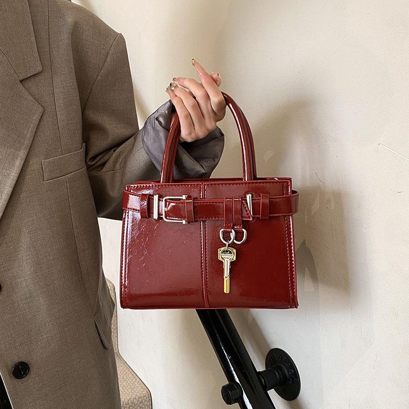 High-end Small Bag Women's 2025 New Autumn and Winter Retro Versatile Messenger Bag Fashionable Portable Work Small Bag