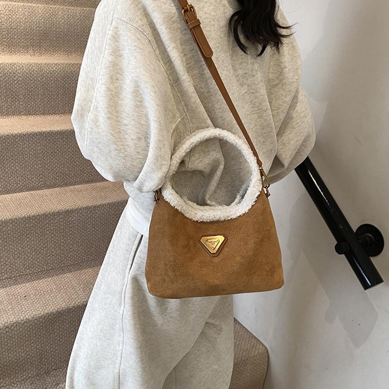 

Premium retro matte underarm bag lamb wool splicing hand carry crescent bag niche fashion commuter messenger bag tide 23.5*10.5*16 коричневий