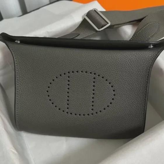 Luxusní kabelka Evelyn z hovězí kůže: Unisex podnos na večeři, design na hrudník, pas, rameno a crossbody