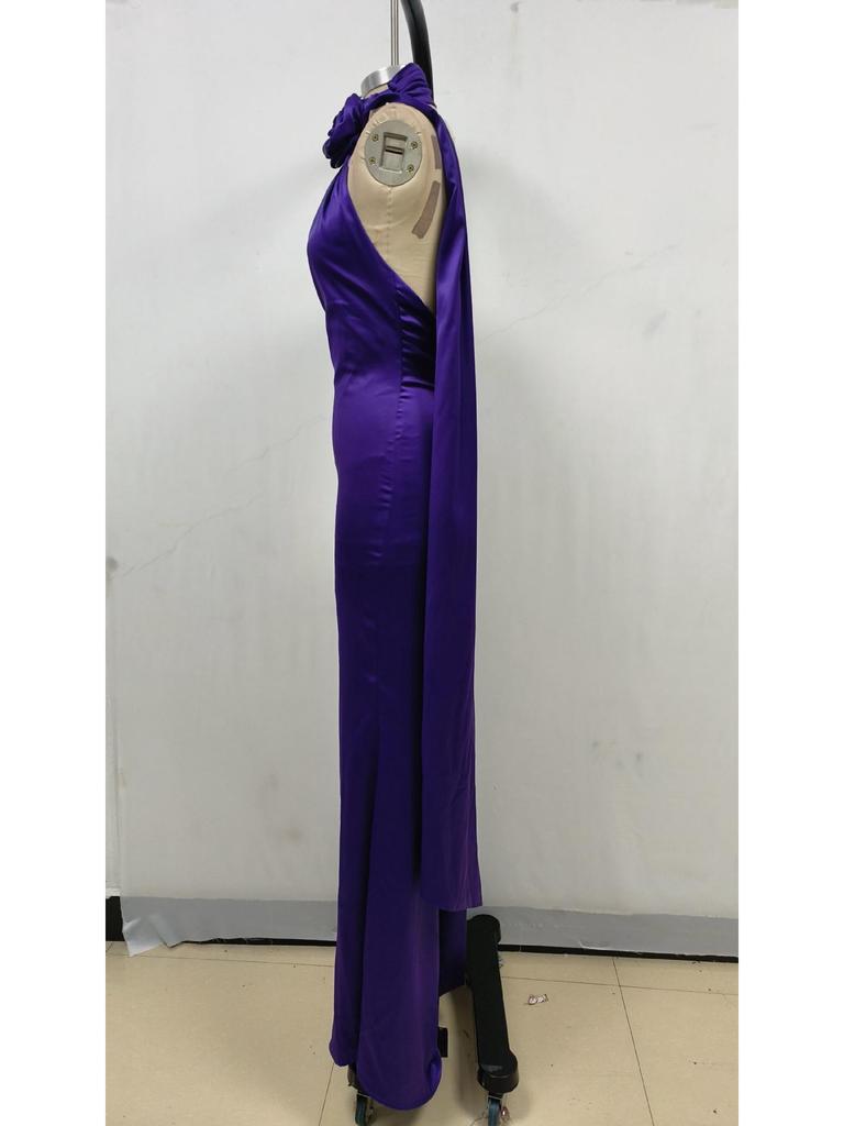 Elegantní večerní šaty s halterneckem a vysokým pasem pro jaro/léto