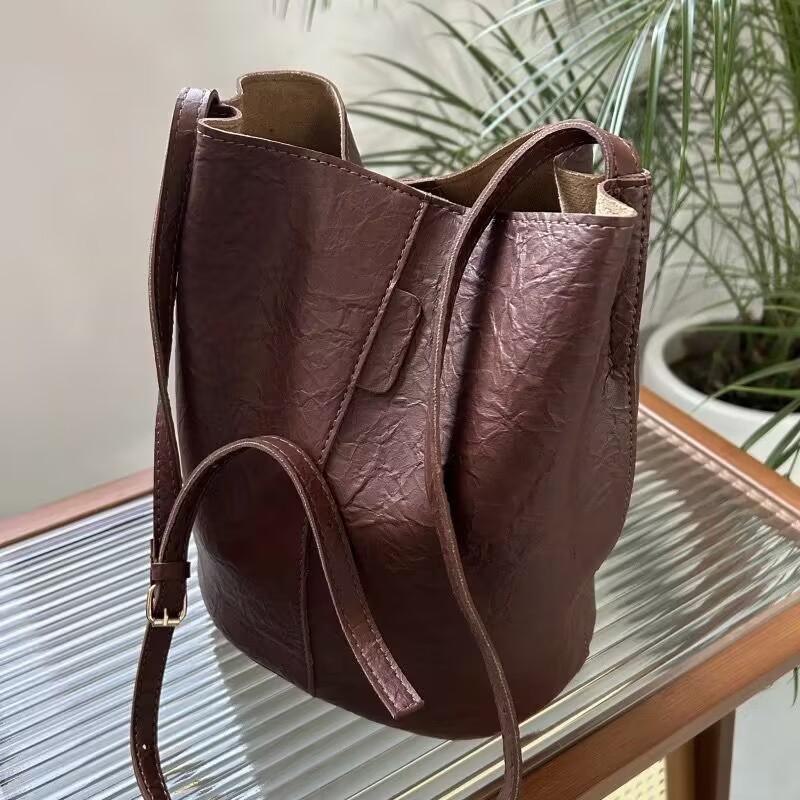 Old large-capacity retro bucket bag female student 2025 new Korean version of fashion trend versatile shoulder messenger bag
