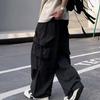 Trendige Herrenhose mit mehreren Taschen und weitem Bein im Loose-Fit