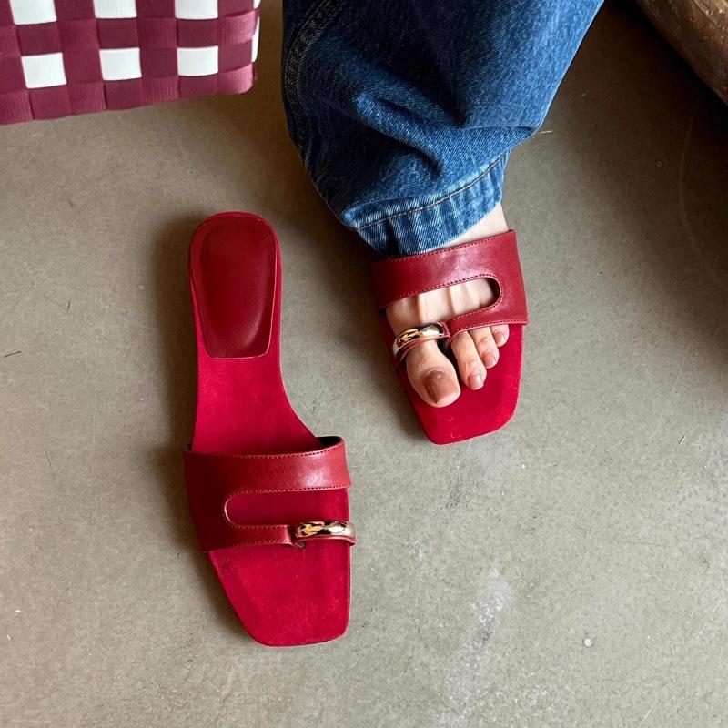 

Дизайн открытых туфель-балеток женских 2025 лето новые металлические пряжки носок шлепанцы французский темперамент сандалии 40 красный