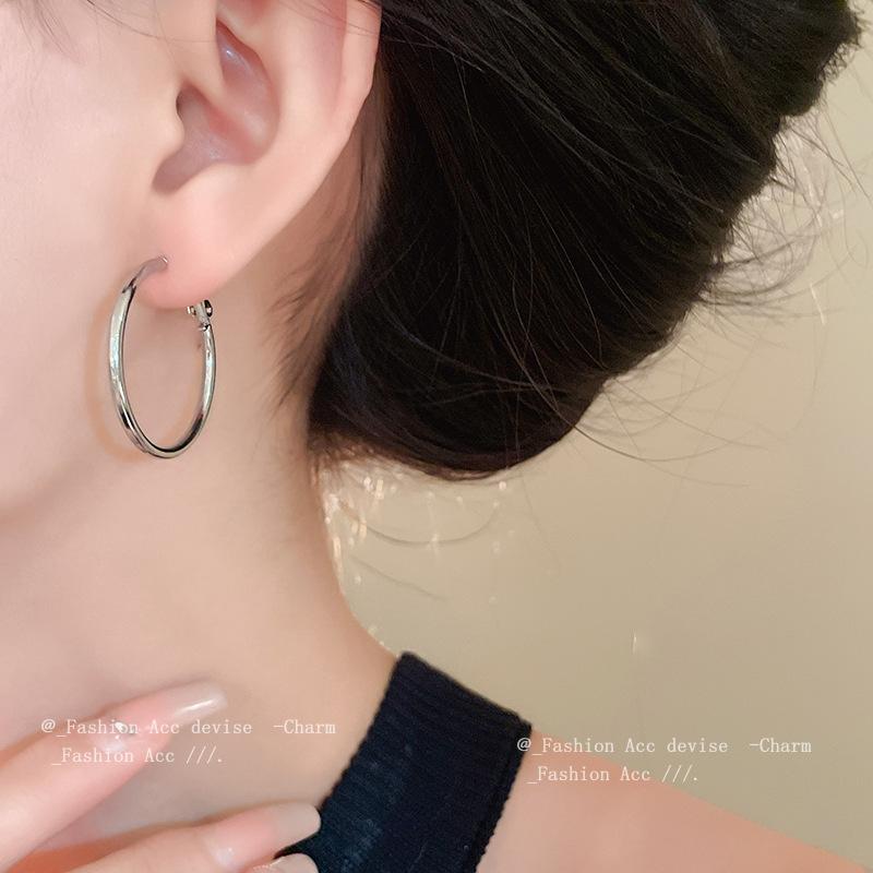 Silver Needle Cold Wind Round Ring Earrings European and American Simple Exaggerated Atmosphere Earrings Fashionable Versatile Design Sense Earrings