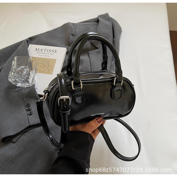 Niche design small bag women's 2025 new versatile shoulder bag fashion underarm bag portable Boston bag