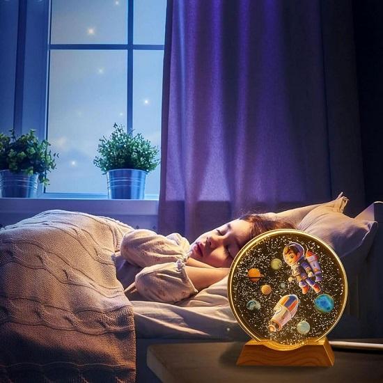 3D Astronaut Gutt Krystallkule Nattlampe med Trebase USB LED Bordlampe for Barnerom, gave
