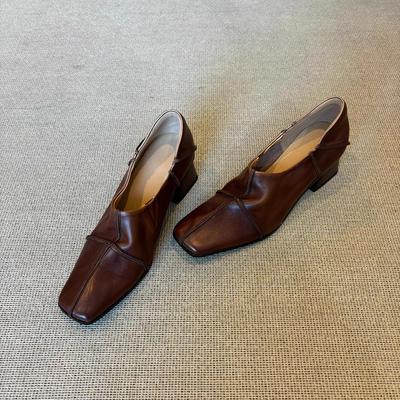 Chaussures en cuir petites à bouche profonde à une pédale de niche polyvalentes pour femmes 2025 nouveau style rétro bout carré simples à talon épais chaussures en cuir souple