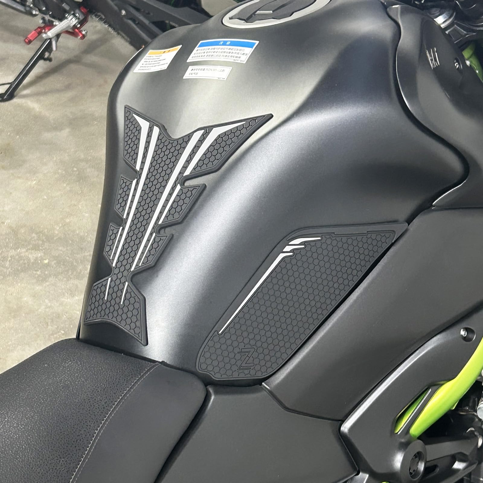 

LEDISHUN Traction Pad Tank Kit for Kawasaki Z900 2017-2025 (Gray)