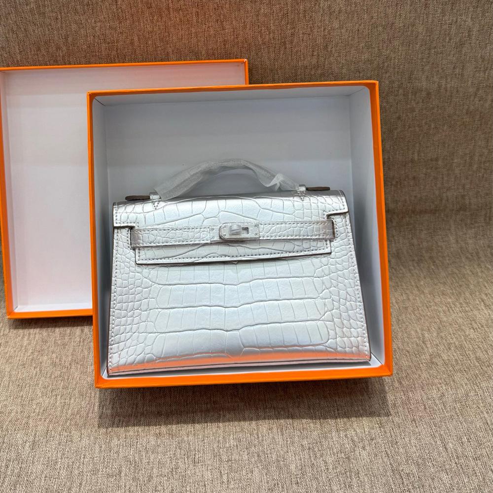 

Новая модная и универсальная сумка через плечо с цепочкой в виде свиного носа из натуральной кожи с рисунком крокодила и коровьей кожей первого поколения Length 22cm x Thickness 7cm x Height 14cm серебряный