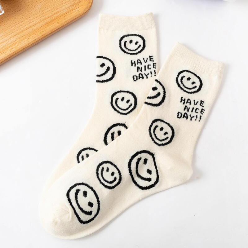 Ein Set aus 5 süßen und fröhlichen Charakter-Socken
