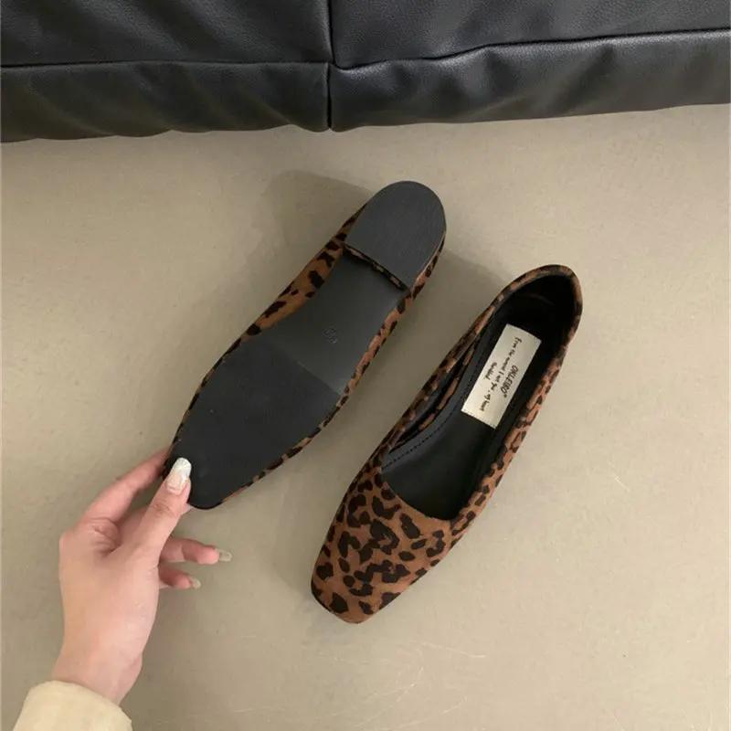Fashion Retro Red Velvet Flat Shoes for Women 2025 New Spring and Autumn French Leopard Loafers Pattern Women Shoes Ladies