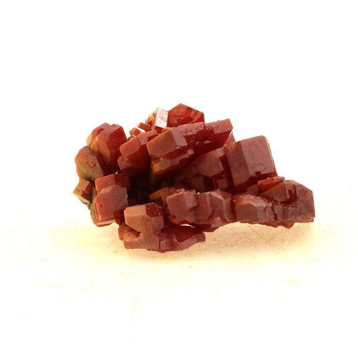 Pierres et Minéraux. Vanadinite. 69.5 ct. Mibladen Mining District, Midelt, Maroc.