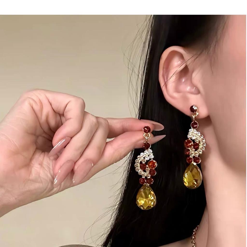 Vintage Castle Iris Retro High-End Court-Style Sparkling Zircon Necklace for Women, Heavy Craftsmanship, Light Luxury Clavicle Chain Accessory Set