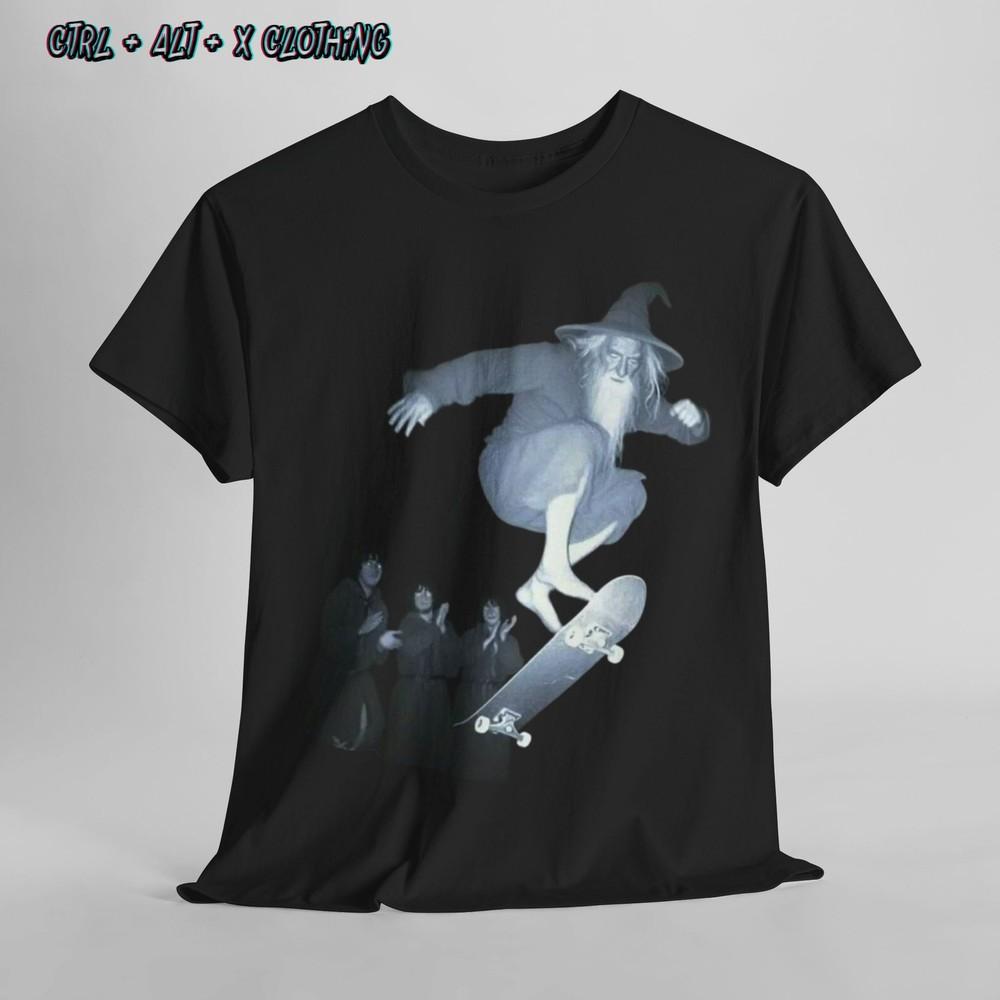 

Футболка Гэндальф на скейтборде, Футболка для скейтбординга, Подарок фанату Властелина Колец, Смешная графическая унисекс футболка M