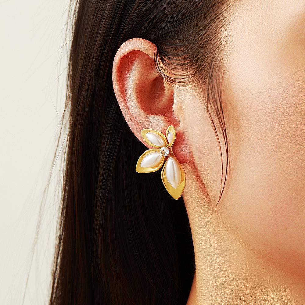 Ying Tai Europäischer/Amerikanischer Ins-Stil Hochglanz 18 Karat Gold Nicht verblassender Edelstahl & Titan Ohrstecker mit Faux-Perlen-Blütenblatt-Design