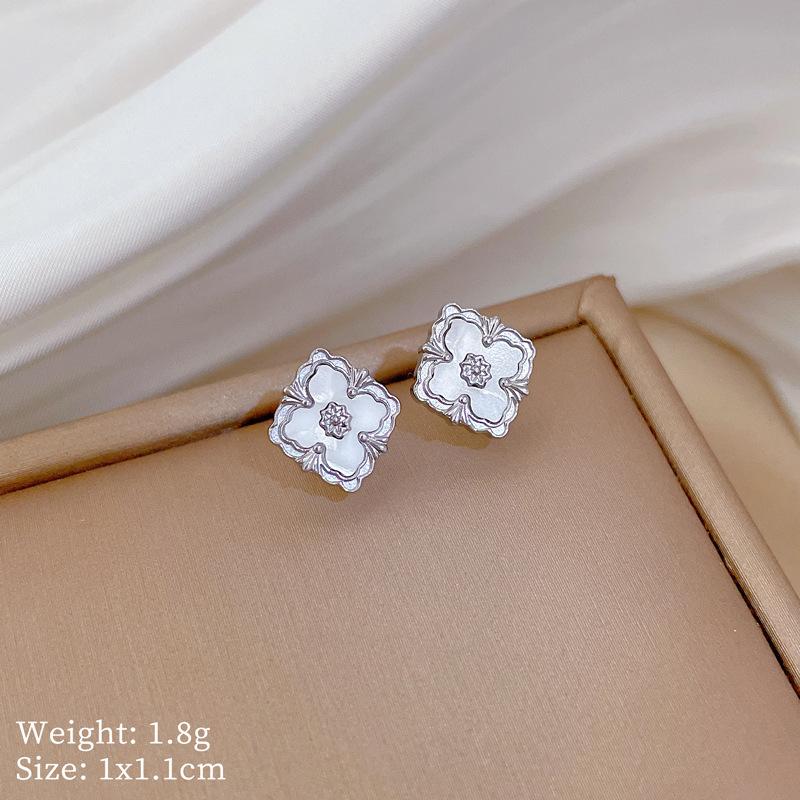 Fritillary Clover Minimalist Stud Earrings Cold Men'S And Women'S Earrings Personality Temperament Banquet Earrings