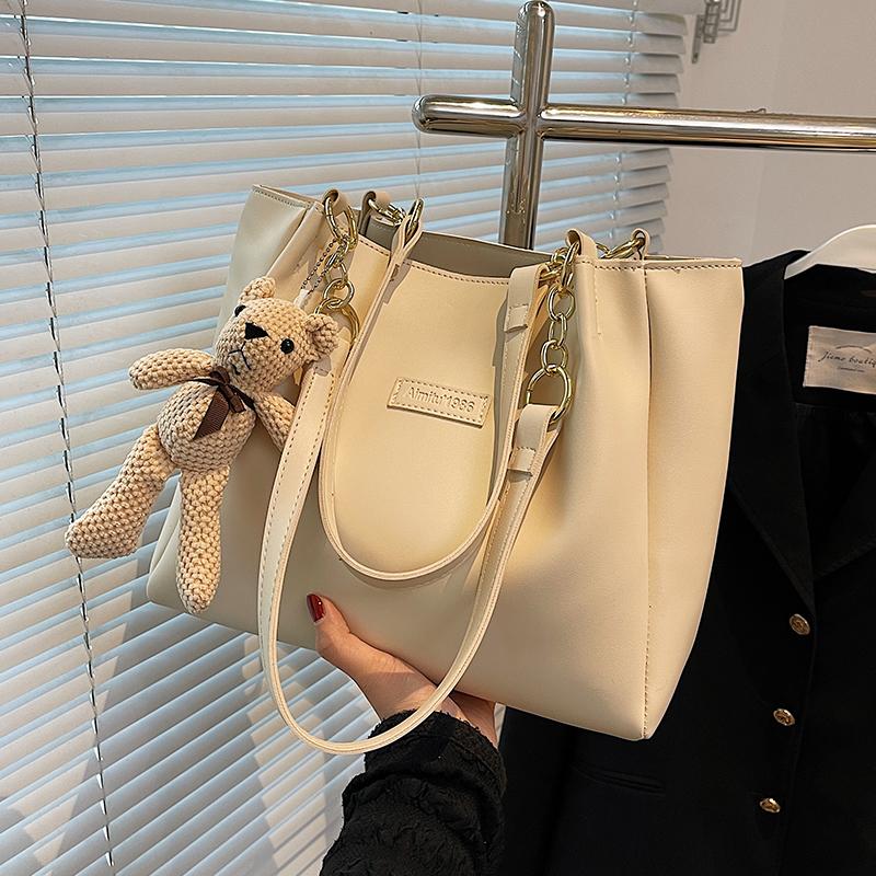 

Женская сумка 2024 года, новый стиль, модная текстура, тренд, для отдыха, милый кулон с медведем, большая вместительная сумка-тоут белый