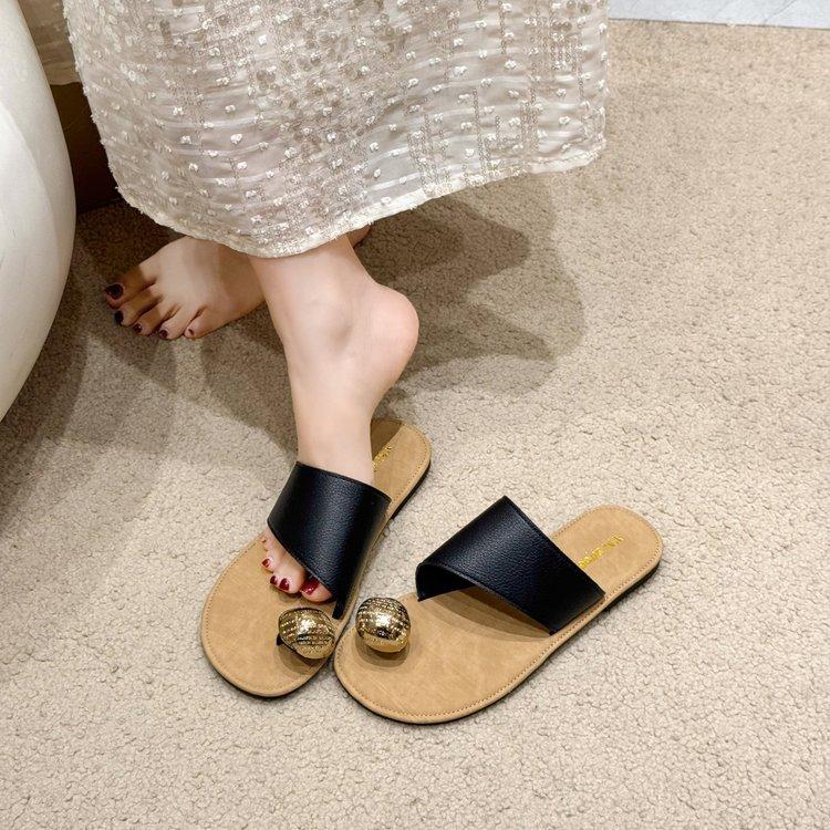 Korean fashion metal buckle cover toe slippers women's summer wear New Year's new flat-bottomed comfortable one-word with cool slippers