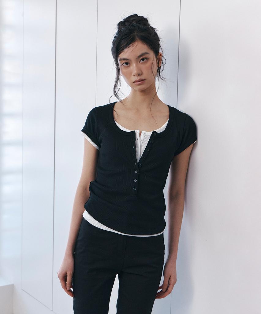 Kyuliti C Scoop Neck Button Front T-Shirt_Black
