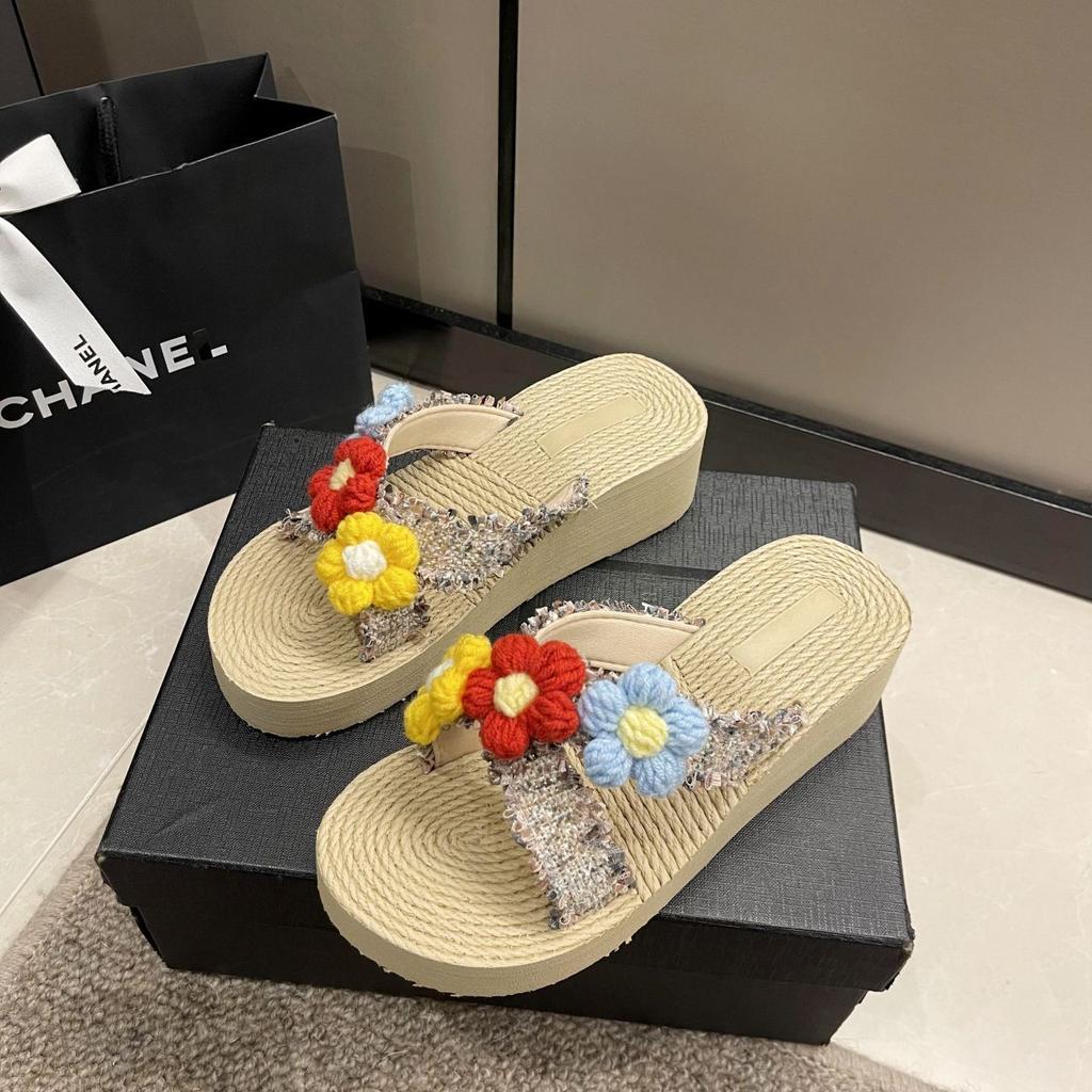 Versatile slippers women's thick-soled slope heel cool slippers seaside beach shoes women's outer wear 2025 summer new