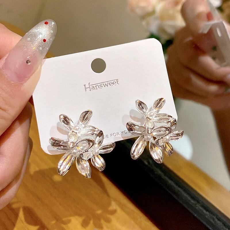 

Модные металлические серьги-пусеты в виде цветка для женщин и девушек, новый уникальный дизайн, серьги с жемчугом, модные украшения для ушей, эффектные подарки серебряный