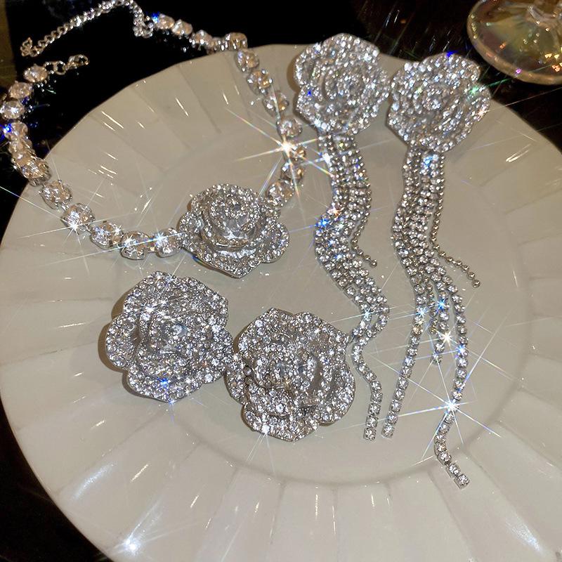 Minimalistisches Silbernadel Diamantbesetztes Blume Quasten Schmuckset - Halskette & Ohrringe