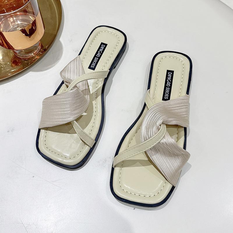 Slippers female summer wear 2025 new fashion versatile niche high sense Internet celebrity fairy wind flat bottom cool slippers