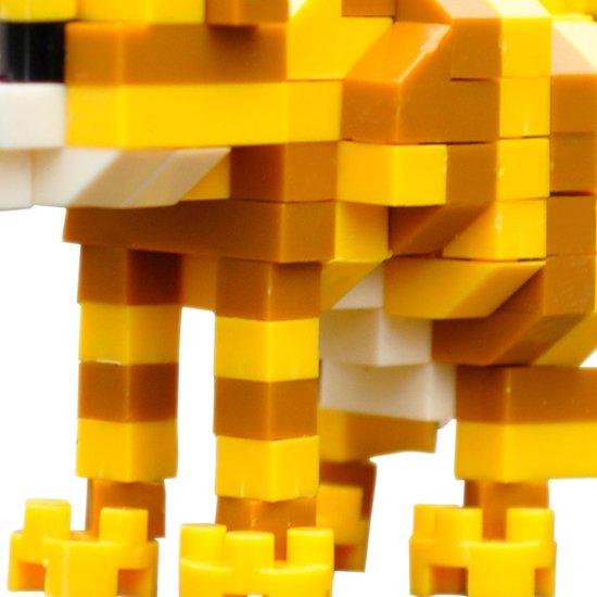 Pruhovaná kočka s nanoblokem