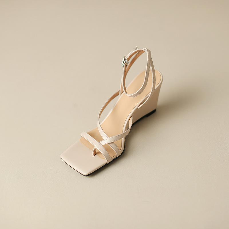 

Французский темперамент босоножки на танкетке женские летние 2025 года новые туфли из искусственной кожи с квадратным носком и высоким каблуком в римском стиле женские туфли 34 абрикосовый