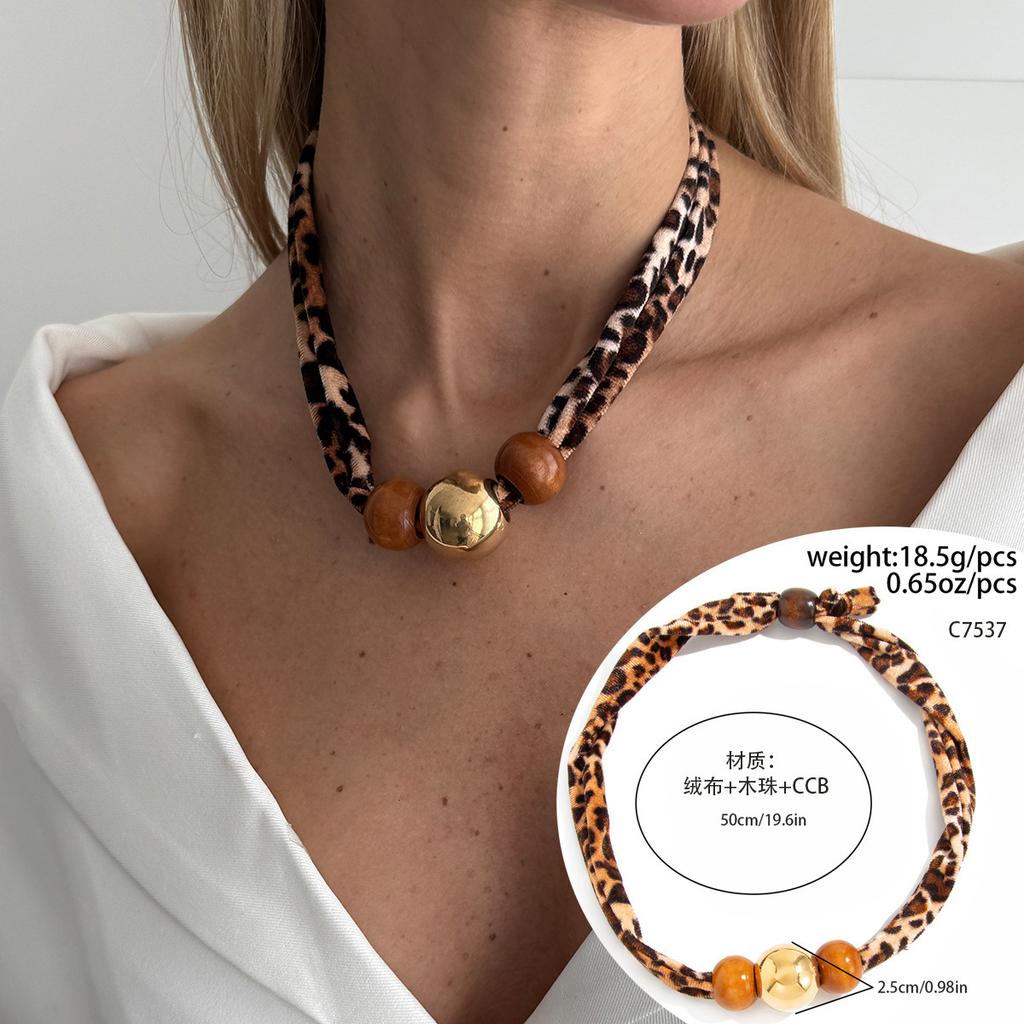 Sweet And Cool Spice Girl Leopard Print Silk Scarf Flannel Necklace, Exaggerated Metal Big Love Pendant Collarbone Chain