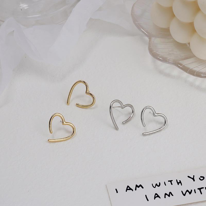 Silver Needle Non-Piercing Heart Earrings for Women - Minimalist, Simple Lines, Niche Design Ear Jewelry