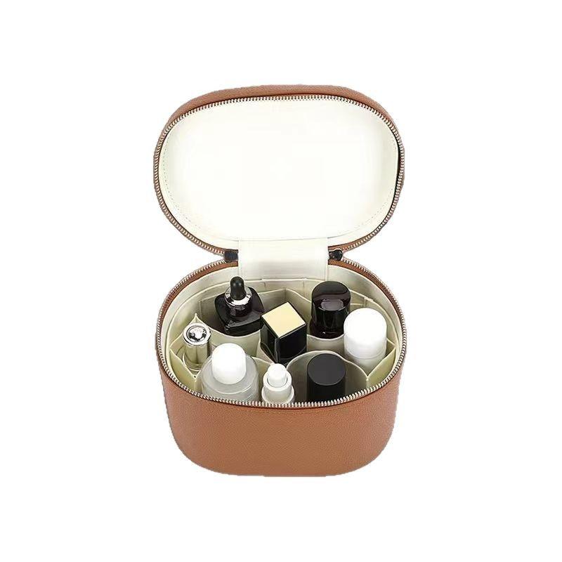 

1 шт. 2025 Новая многофункциональная дорожная косметичка - Роскошный органайзер для макияжа из ПУ кожи с логотипом, Портативный несессер для туалетных принадлежностей коричневый