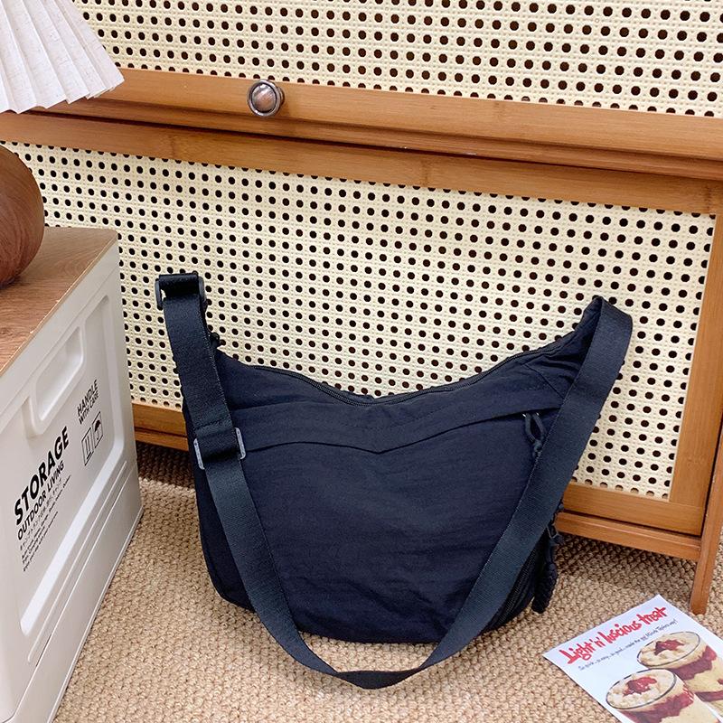 Popular Casual Simple Women's Lightweight Dumpling Bag Fashionable Versatile Solid Color Commuter Messenger Women's Bag