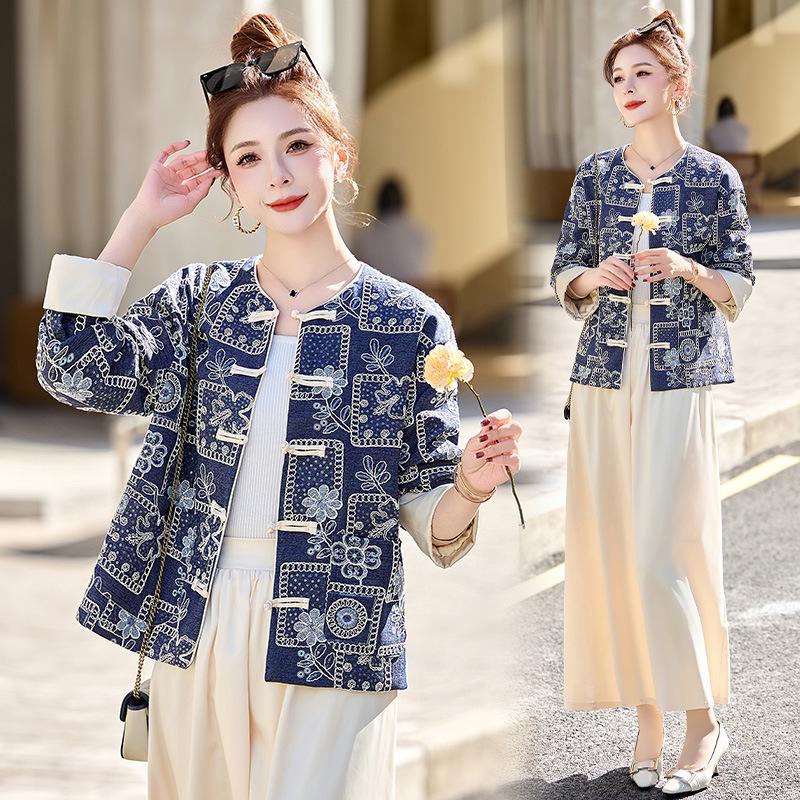 

Стильная джинсовая куртка с вышивкой и пуговицами-лягушками - B2501 L (120-130 Jin)